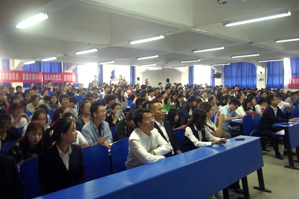 参会学生.jpg 参会学生.jpg
