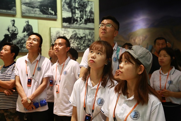 2革命纪念馆参观学习.JPG