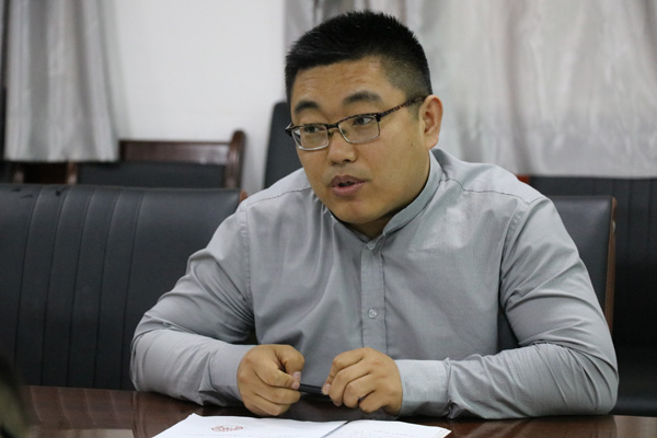 刘斌老师主持会议.JPG 刘斌老师主持会议.JPG
