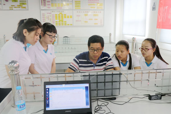 2.杨老师为学生做示范.JPG 2.杨老师为学生做示范.JPG