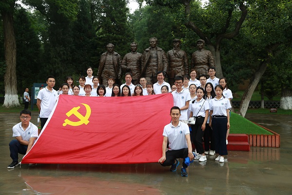 6枣园参观学习合影.JPG