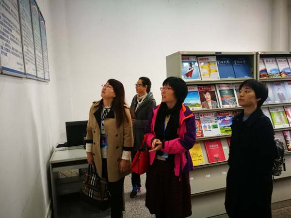 5检查组查看档案借阅场地.jpg 5检查组查看档案借阅场地.jpg