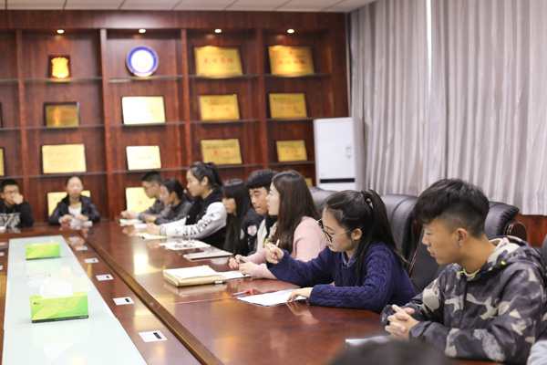 2.教研室召开座谈会.jpg 2.教研室召开座谈会.jpg