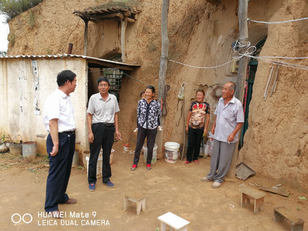 04到建档立卡学生家里问慰.jpg 04到建档立卡学生家里问慰.jpg