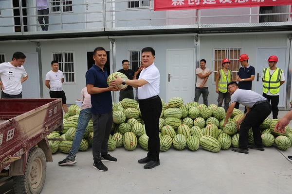 4现场发放西瓜(加封面).JPG