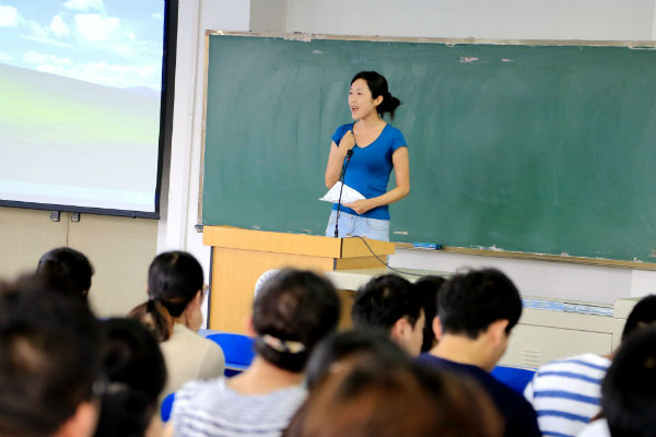 会计学院辅导员代表张婷婷发言.JPG 会计学院辅导员代表张婷婷发言.JPG