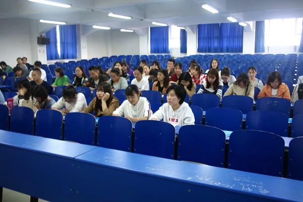 各学院辅导员认真听取会议精神.jpg 各学院辅导员认真听取会议精神.jpg