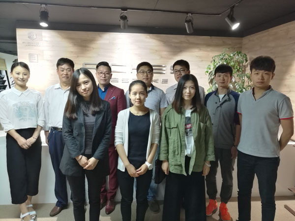 05与企业负责人及学生合影.jpg 05与企业负责人及学生合影.jpg