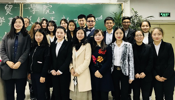 9 经贸学院全体辅导员合影留念.jpg 9 经贸学院全体辅导员合影留念.jpg