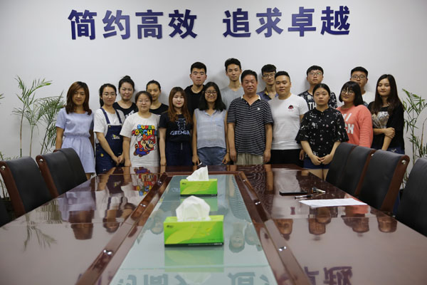 贾院长与全体学生合影.JPG 贾院长与全体学生合影.JPG