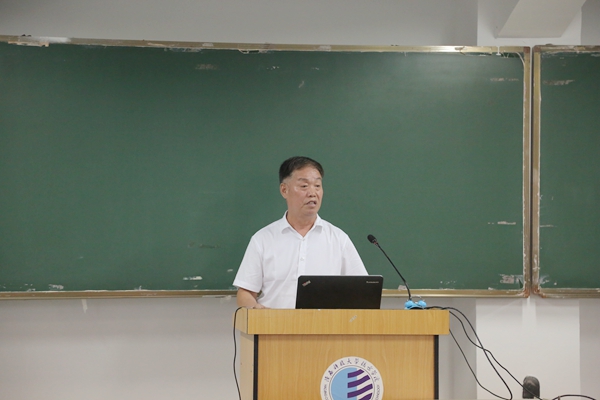 常务副院长贾争现教授做报告.jpg