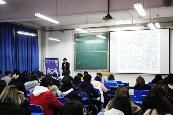 学生处何柏栋老师做开场介绍.jpg 学生处何柏栋老师做开场介绍.jpg