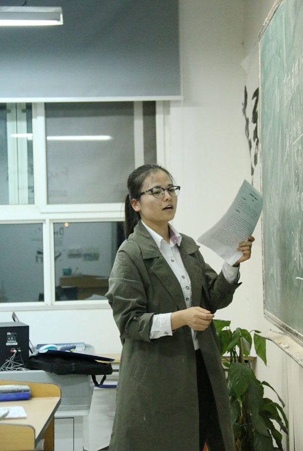 6.班主任为学生讲解习题.JPG 6.班主任为学生讲解习题.JPG