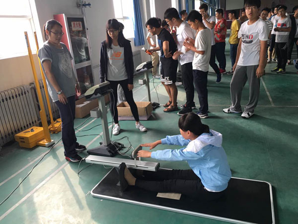 坐位体前屈.jpg 坐位体前屈.jpg
