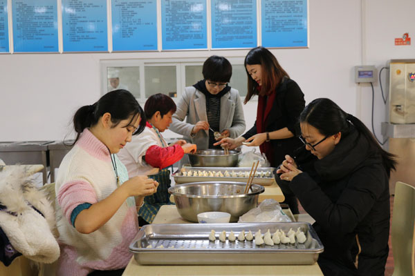 3.老师们认真参与活动.jpg 3.老师们认真参与活动.jpg