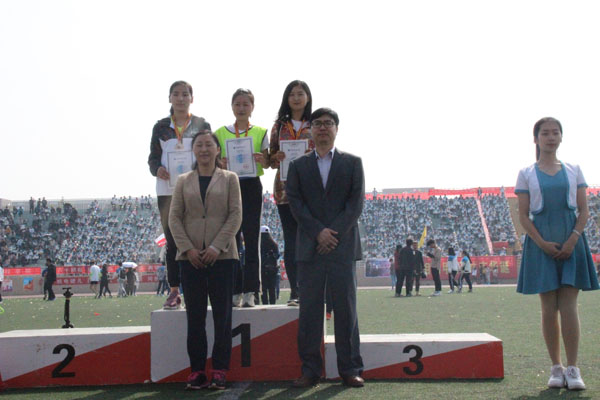 女子200米颁奖.JPG 女子200米颁奖.JPG