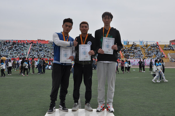 6 男子三级跳远我院拿到前三名.JPG 6 男子三级跳远我院拿到前三名.JPG