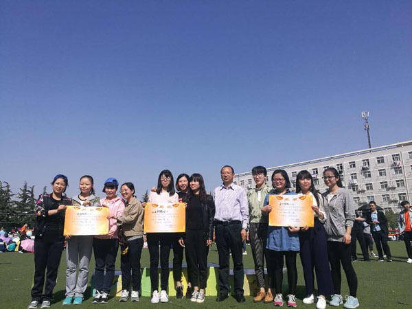 刘书记为教工组女子4×100m接力颁奖.jpg 刘书记为教工组女子4×100m接力颁奖.jpg