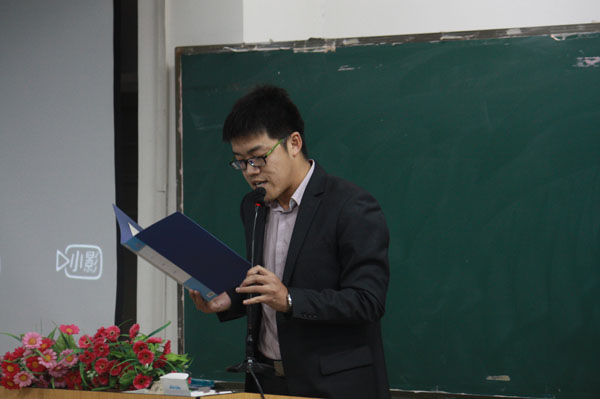 电信学院闫利峰老师介绍其学院参赛人员.JPG 电信学院闫利峰老师介绍其学院参赛人员.JPG