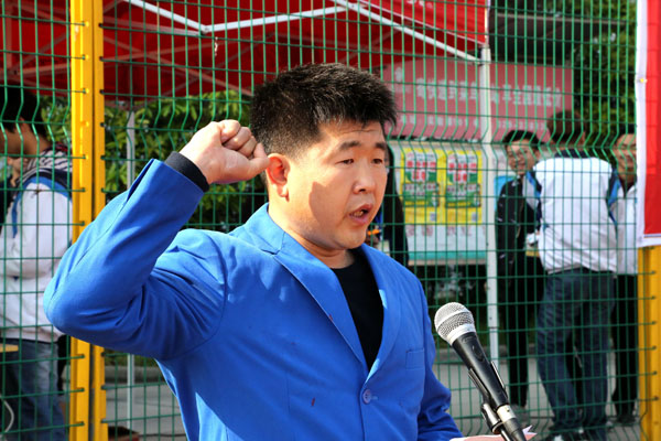 裁判员代表杨顺成老师宣誓.JPG 裁判员代表杨顺成老师宣誓.JPG