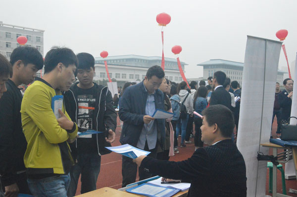 07与应聘企业交流.JPG 07与应聘企业交流.JPG