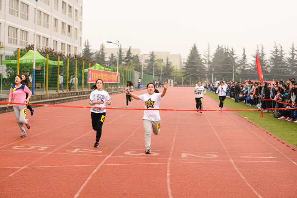 终点2——女子长跑决赛.JPG 终点2——女子长跑决赛.JPG