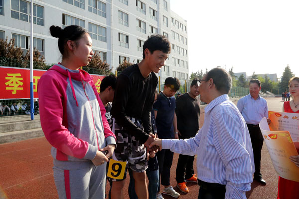 党委书记刘运老师为团体总分第二名获奖班级颁奖.JPG 党委书记刘运老师为团体总分第二名获奖班级颁奖.JPG