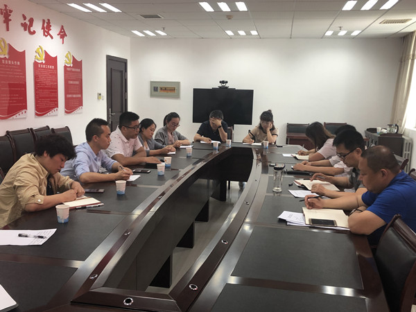 调研团在渭城区发改局介绍情况.jpg