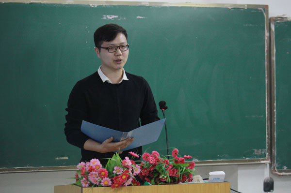 经贸学院周乐老师介绍其学院参赛人员 (1).jpg 经贸学院周乐老师介绍其学院参赛人员 (1).jpg