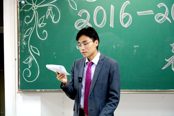 4.赵卓老师宣读获奖名单.JPG 4.赵卓老师宣读获奖名单.JPG
