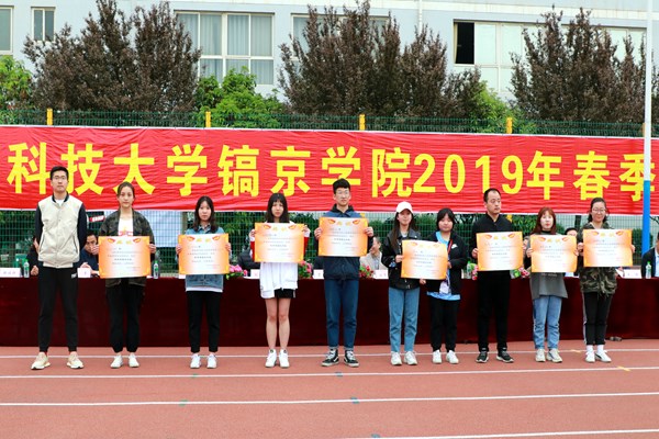 学生处处长鹿龙为道德风尚奖获奖班级颁奖并合影.jpg 学生处处长鹿龙为道德风尚奖获奖班级颁奖并合影.jpg