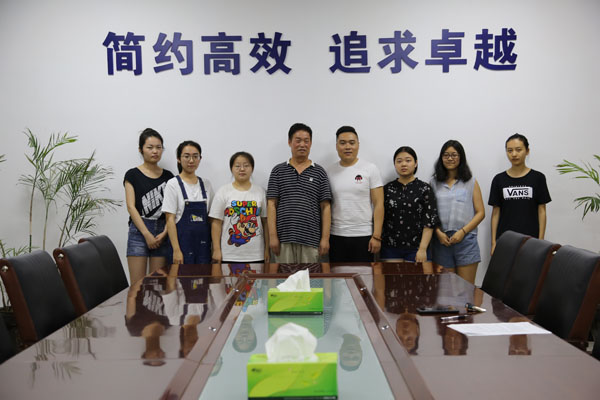 贾院长和去新西兰的学生合影.JPG 贾院长和去新西兰的学生合影.JPG