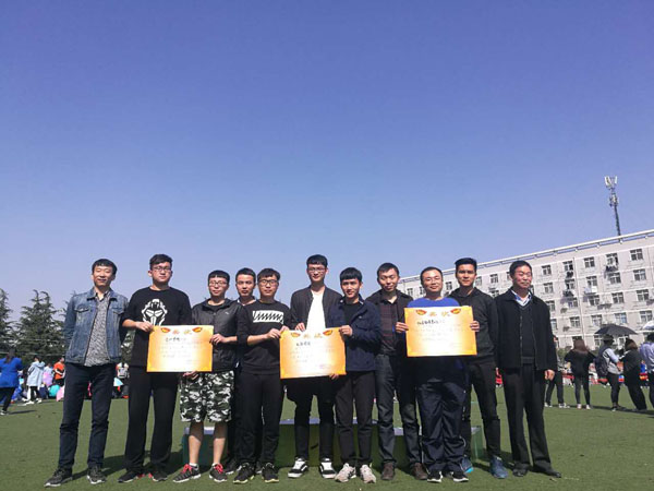 贾院长为教工组男子4×100m接力颁奖.jpg 贾院长为教工组男子4×100m接力颁奖.jpg