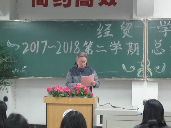 5 王涛老师颁奖.jpg 5 王涛老师颁奖.jpg