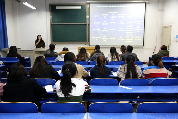 参会人员认真听讲.jpg 参会人员认真听讲.jpg