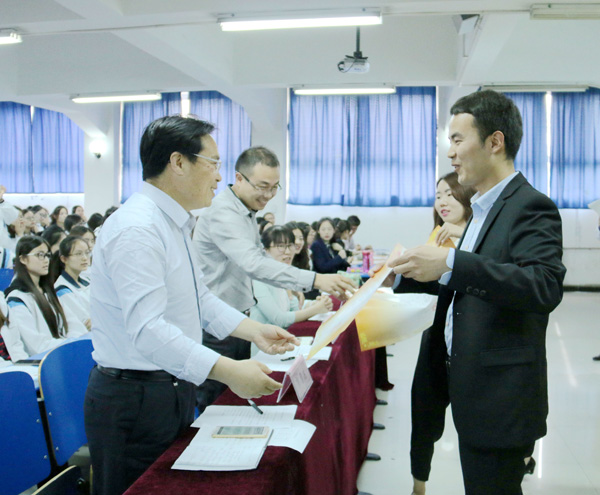 7.郭院长为获奖班级颁奖.JPG 7.郭院长为获奖班级颁奖.JPG