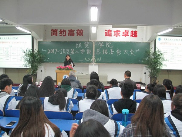 2韩雅轩老师颁奖.jpg 2韩雅轩老师颁奖.jpg