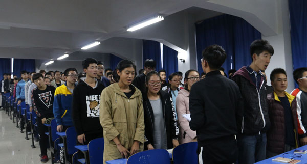 4.会计学院学生代表宣誓.jpg 4.会计学院学生代表宣誓.jpg