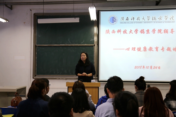 4.苏老师进行现场交流.jpg 4.苏老师进行现场交流.jpg