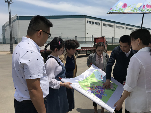 调研团在临空物流园区参观学习.jpg