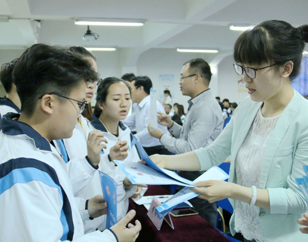 5.王颖老师为获奖学生颁奖.JPG 5.王颖老师为获奖学生颁奖.JPG