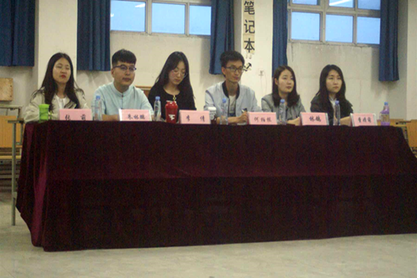 参加本次大赛的评委分别是何柏栋、李倩、林鸽、朱林鹏、张萌、董倩萌六位老师.png 参加本次大赛的评委分别是何柏栋、李倩、林鸽、朱林鹏、张萌、董倩萌六位老师.png