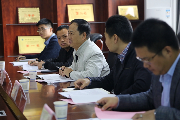 2.专家组现场咨询.jpg 2.专家组现场咨询.jpg