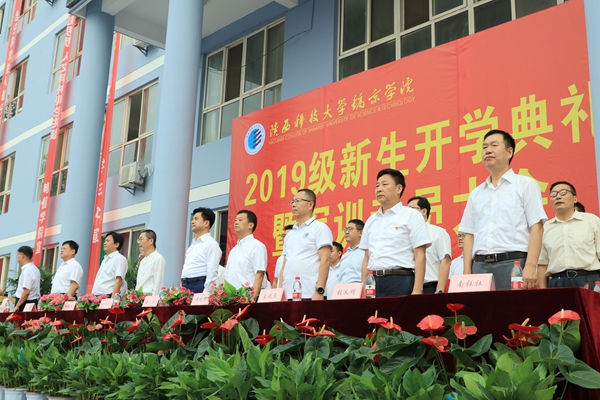 2.齐唱国歌.JPG