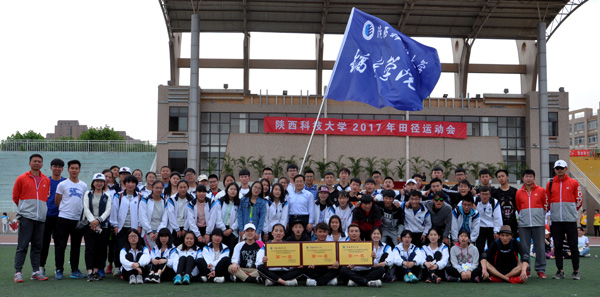 15 学院领导与运动员们合影留念.JPG 15 学院领导与运动员们合影留念.JPG