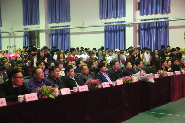 参会领导与评委老师观看节目.JPG 参会领导与评委老师观看节目.JPG