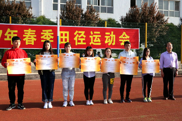 道德风尚奖获奖班级与教务处罗文谦处长合影.JPG 道德风尚奖获奖班级与教务处罗文谦处长合影.JPG