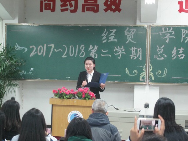7 优秀辅导员代表.jpg 7 优秀辅导员代表.jpg