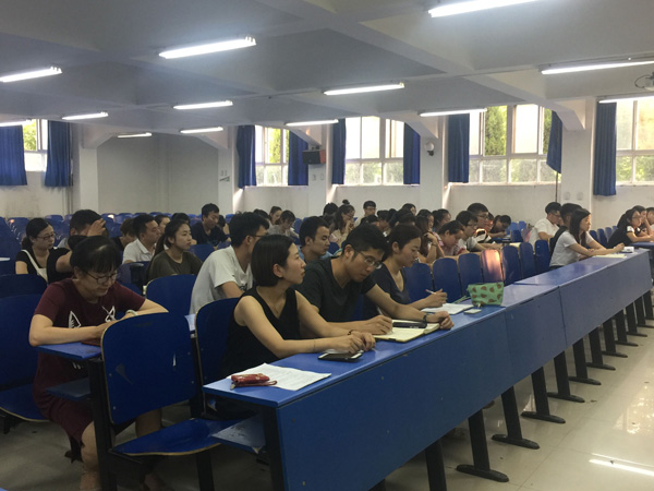 全体班主任认真记录.jpg 全体班主任认真记录.jpg
