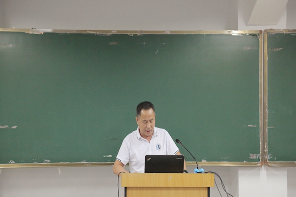 党委书记王晓民老师传达文件精神.jpg